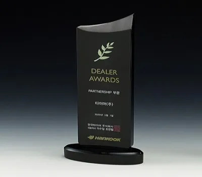 상패 기념품 제작 시 차별화된 디자인 완성하는 팁 4 크리스탈 상패